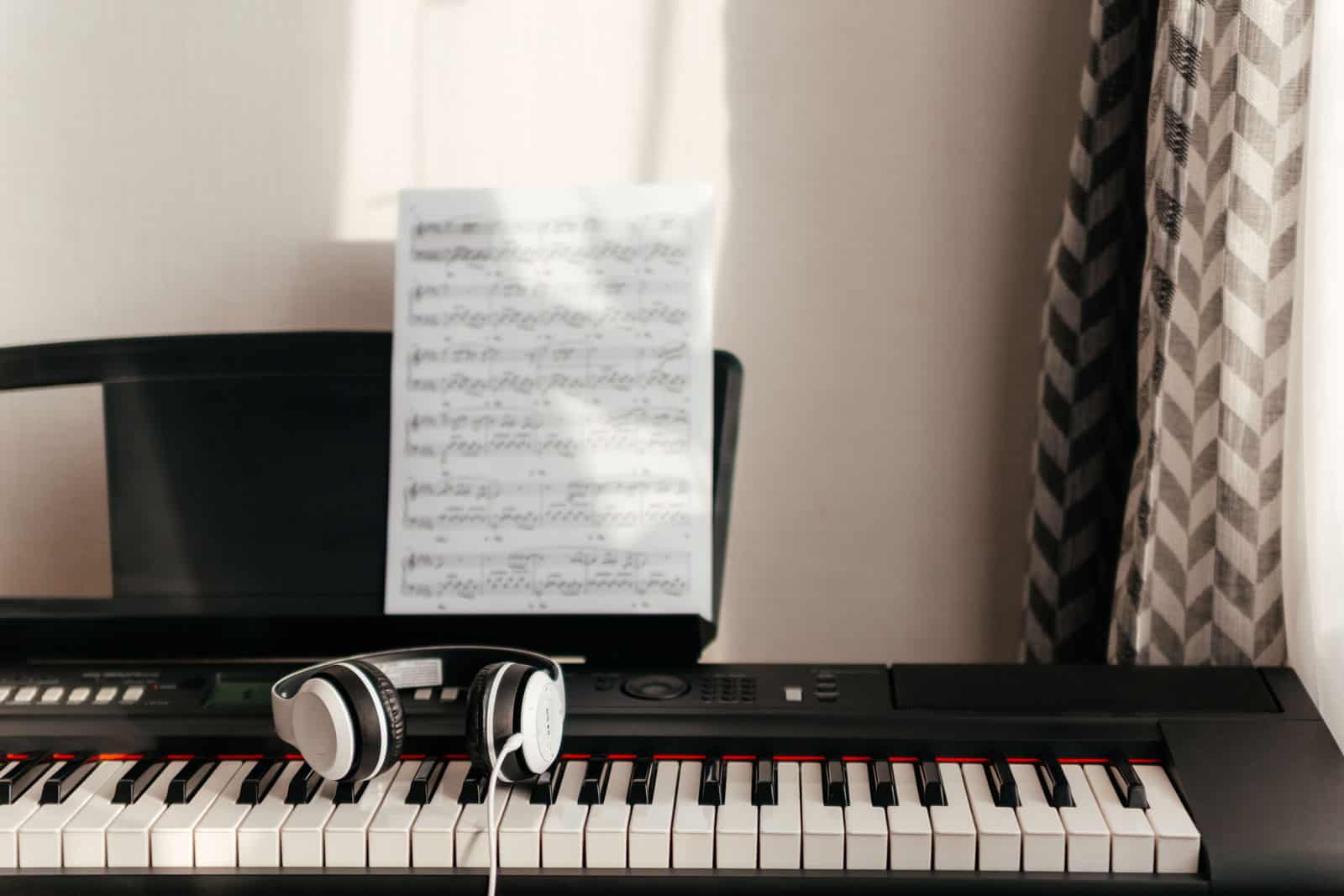 Featured image for Playing Piano by Ear vs. Reading Music: Which Comes First?